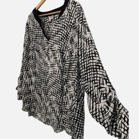 Women's 3X Black White V-Neck Work Casual PLUS Flowy Roll Tab Sleeve Blouse - Picture 3 of 4